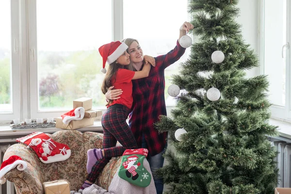 Mãe Filha Atraentes Vestindo Roupas Inverno Decorando Árvore Natal Casa — Fotografia de Stock