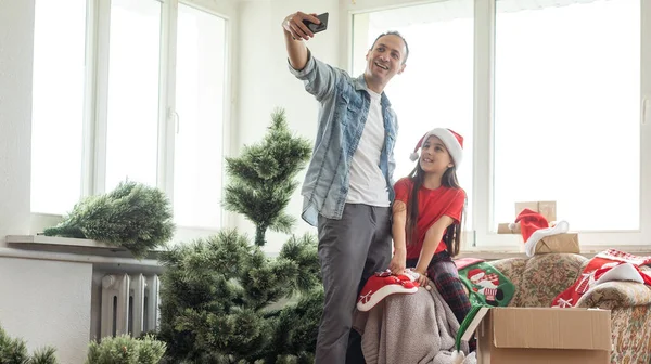 Πατέρας Και Κόρη Εγκαταστήσει Ένα Τεχνητό Χριστουγεννιάτικο Δέντρο — Φωτογραφία Αρχείου