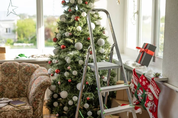 Weihnachtsbaum Trittleiter Neujahrsfeier Bei Reparaturarbeiten — Stockfoto