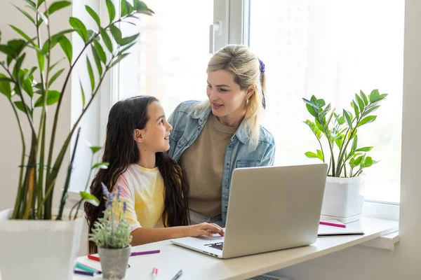 Mãe Feliz Com Filha Pequena Divertindo Online Com Aplicação Assistindo — Fotografia de Stock