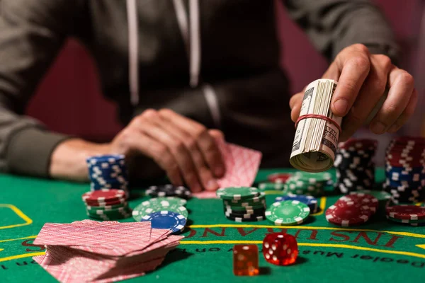 Conceito Cassino Jogo Entretenimento Pilha Fichas Poker Uma Mesa Verde — Fotografia de Stock