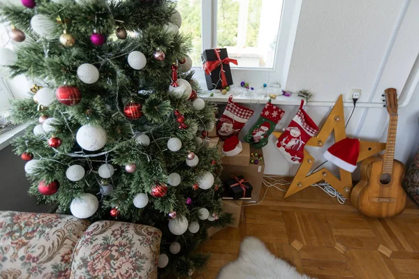 Decorated Christmas Tree Gifts White Classic Bedroom Interior New Years — 스톡 사진