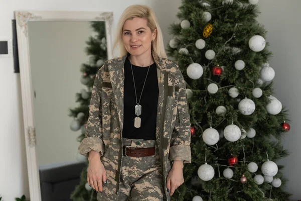 Ženský Voják Vojenská Žena Vánocům — Stock fotografie