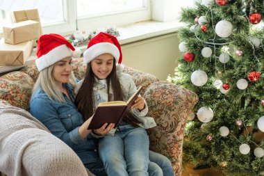 Anne ve kızı Noel ağacının yanında..