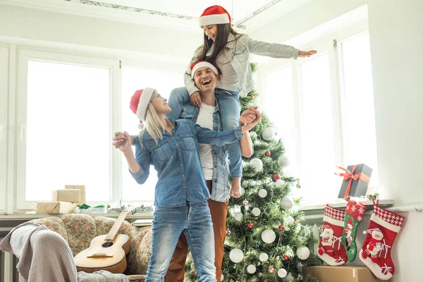 クリスマスツリーを飾る家族 若いです男とともに彼の娘上の彼の肩ヘルプ彼女の装飾クリスマスツリー — ストック写真