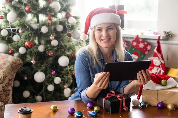 Uma Jovem Fundo Uma Árvore Natal Com Presentes Com Tablet — Fotografia de Stock