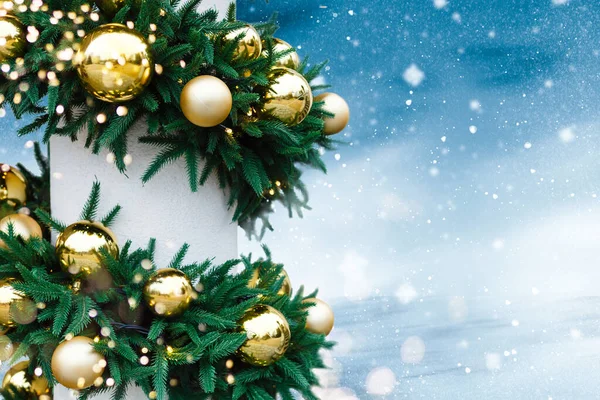 Decoraciones Navidad Árbol Navidad Muchas Bolas Guirnalda Lámparas Brillantes Bayas —  Fotos de Stock