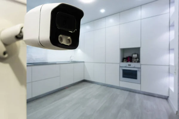 舒适公寓白墙上现代Wi Fi监控摄像头的近距离拍摄 — 图库照片