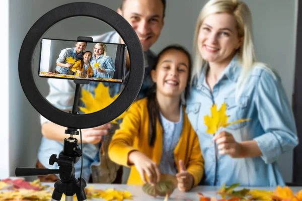 Photo Famille Joyeuse Heureux Sourire Positif Faire Selfie Enregistrement Vidéo — Photo