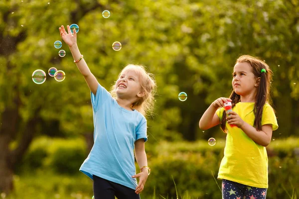 Zwei Kleine Mädchen Pusten Seifenblasen Outdoor Shooting — Stockfoto