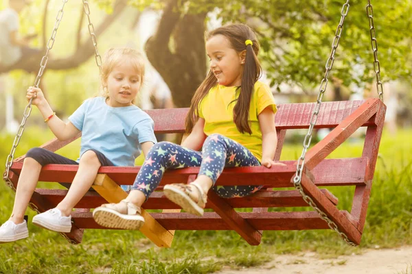 Twee Kleine Meisjes Met Plezier Het Park — Stockfoto