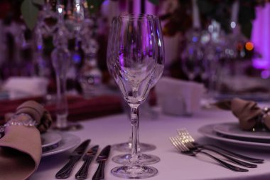 Çiçek desenli güzel bir masa..