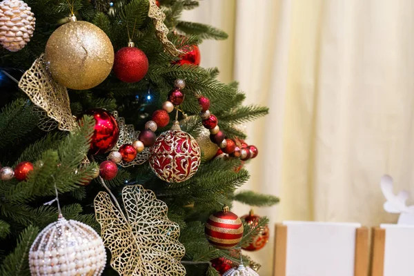 Κοντινό Πλάνο Μπάλες Στο Χριστουγεννιάτικο Δέντρο Φόντο Πρωτοχρονιά Έννοια — Φωτογραφία Αρχείου