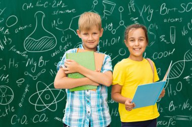 Formüllerin arka planındaki çocuklar, yeşil duvar tebeşiri arka planında izole edilmiş. Çocukluk çocukları eğitim yaşam tarzı konsepti.