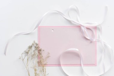 Boş kağıt maketi, balmumu çiçekli pastel pembe kart.