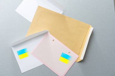 Ukrayna bayrağı taşıyan zarf ve mektup.