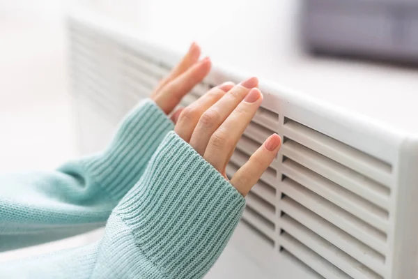 Γυναίκες Χέρι Ένα Λευκό Καλοριφέρ Εποχή Θέρμανσης Ενεργειακή Κρίση Κρύες — Φωτογραφία Αρχείου