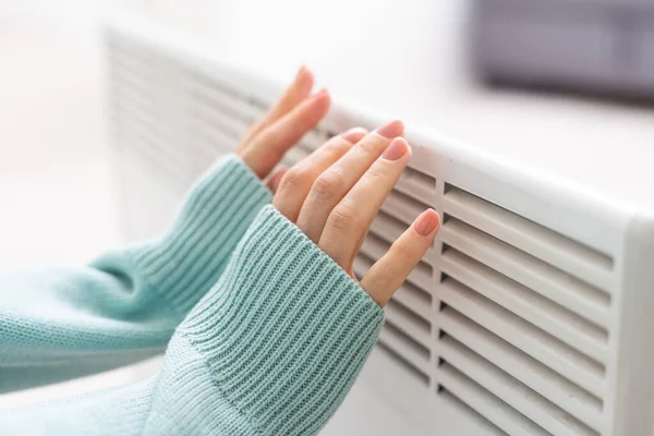 Mano Las Mujeres Radiador Blanco Temporada Calefacción Crisis Energética Baterías —  Fotos de Stock