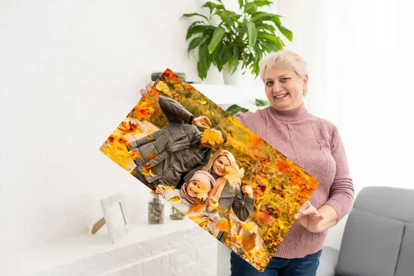 女人拿着秋天的照片 — 图库照片