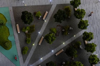 Park arka planında bulanık insan aktiviteleri olan perspektif ahşap. Düzen