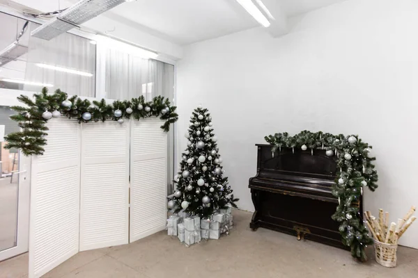 Grand Piano Quarto Decorado Para Natal — Fotografia de Stock