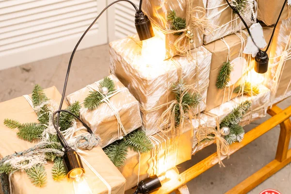 Presents Old Sled Wooden Sled Christmas Gifts Kraft Paper — ストック写真