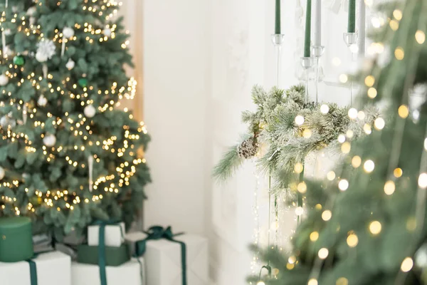 Klassisch Weihnachtlich Dekorierte Innenräume Neujahrsbaum Mit Goldschmuck Moderne Inneneinrichtung Klassischen — Stockfoto