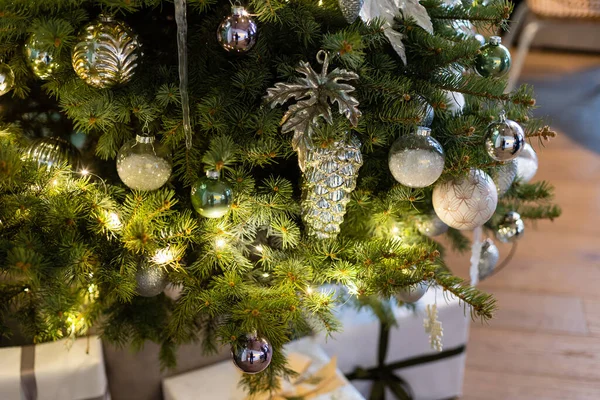 Schöne Weihnachtsgeschenke Unter Dem Tannenbaum Auf Dem Fußboden Zimmer — Stockfoto