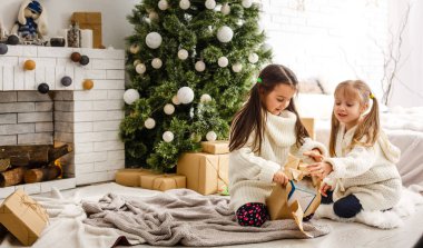 Noel, Noel, kış, mutluluk konsepti. Oynayan iki sevimli kız..