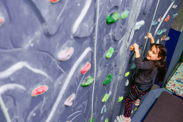 Kleines Mädchen Klettert Felswand — Stockfoto