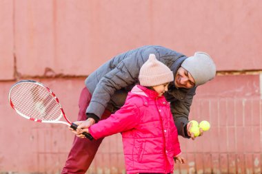 Etkin aile sahada tenis oynamaya
