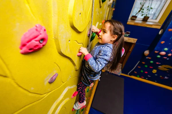 Babymeisje Met Grappig Horen Stijl Klimwand Verticale Man Belaying Haar — Stockfoto