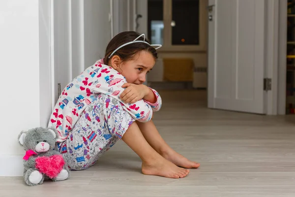 Niña Triste Sentada Cerca Pared —  Fotos de Stock