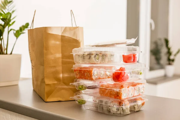 Sushi Rola Caixa Plástico Perto Pacote Papel Mesa Branca Entrega — Fotografia de Stock