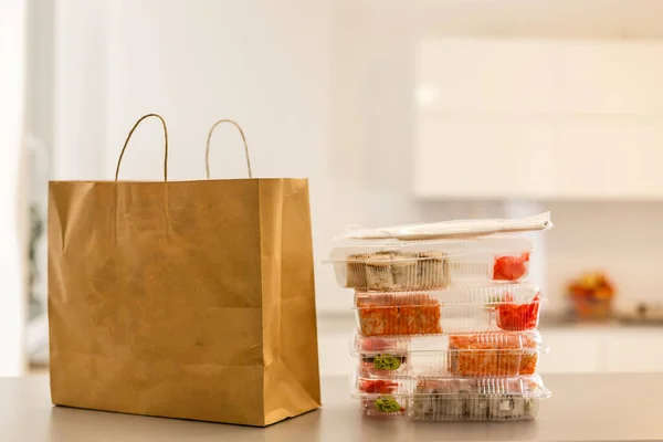 快餐包装套件 纸制食品盒 桌子上有棕色纸袋 — 图库照片