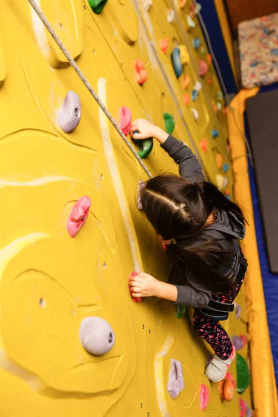 Menina Escalando Uma Parede Rocha Interior — Fotografia de Stock