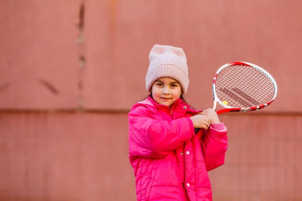 Μικρό Χαριτωμένο Κορίτσι Παίζει Τένις Εξωτερικούς Χώρους — Φωτογραφία Αρχείου