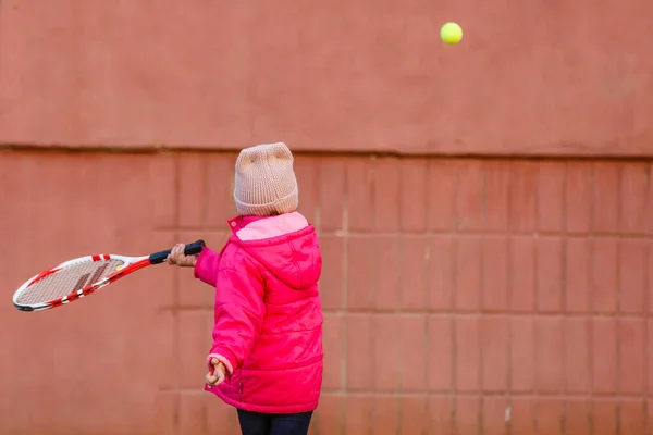 Μικρό Χαριτωμένο Κορίτσι Παίζει Τένις Εξωτερικούς Χώρους — Φωτογραφία Αρχείου