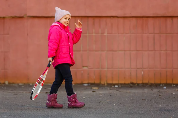 Маленька Мила Дівчинка Грає Теніс Відкритому Повітрі — стокове фото