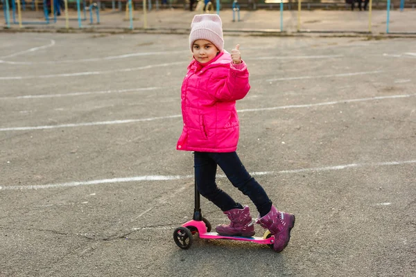 Criança Andar Scooter Miúdo Quadro Pontapés Colorido Divertimento Exterior Ativo — Fotografia de Stock