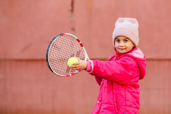Κοριτσάκι Μαθαίνει Χτυπάει Την Μπάλα Του Τένις Κοριτσάκι Τενίστας Μπάλα — Φωτογραφία Αρχείου