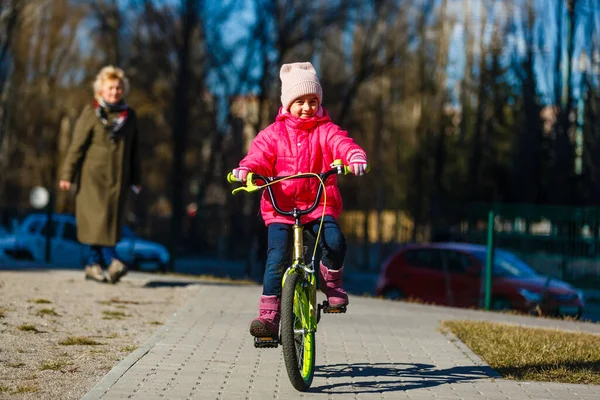 Menina Uma Bicicleta Parque Primavera — Fotografia de Stock