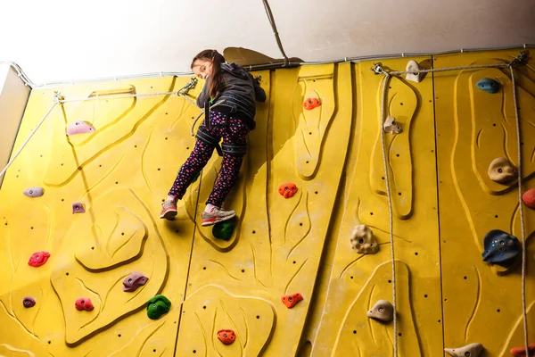 Niña Escalando Pared Roca — Foto de Stock