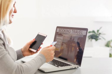 Alışveriş online kredi kartı holding ve sabah ile mobil akıllı telefon kullanarak eller.