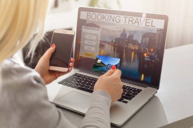 Ofisteki bir dizüstü bilgisayarın internet sitesinde rezervasyon.