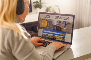 Online çalışma kavramı, bireysel öz-eğitim, öğrenci dizüstü bilgisayar kullanan e-öğrenme, uzaktan eğitim, dikiz üzerinden omuz, odak üstünde perde ücretsiz ses ders arama kulaklık kadında