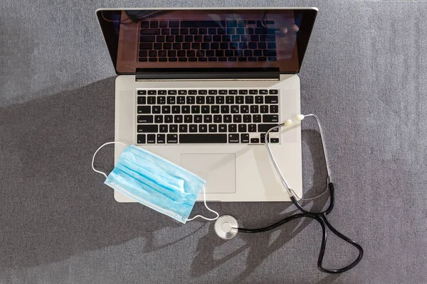 Komputer Atau Analisis Data Stetoskop Atas Papan Ketik Komputer Laptop — Stok Foto