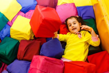 Anaokulunda gülümseyen kız