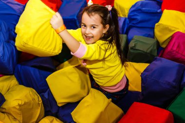 şişme bir trambolin üzerinde oynayan çocuklar