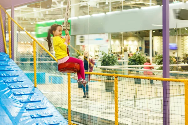 Criança Pulando Trampolim Playground Colorido Crianças Saltam Castelo Inflável Salto — Fotografia de Stock